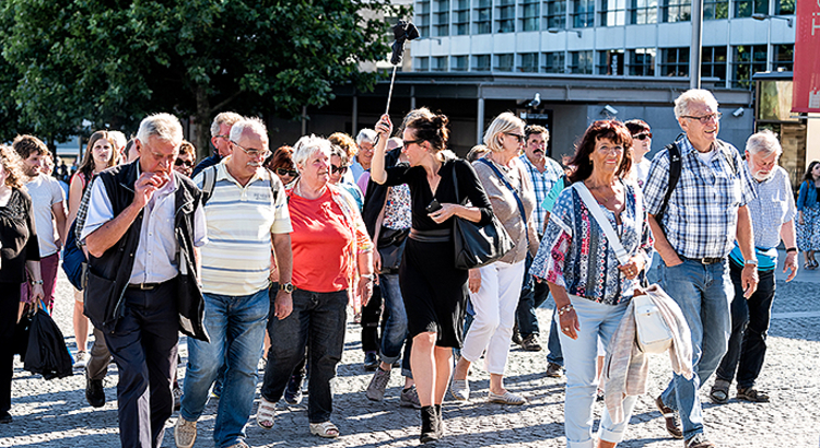 Reiseleiter mit Gruppe Foto iStock krblokhin